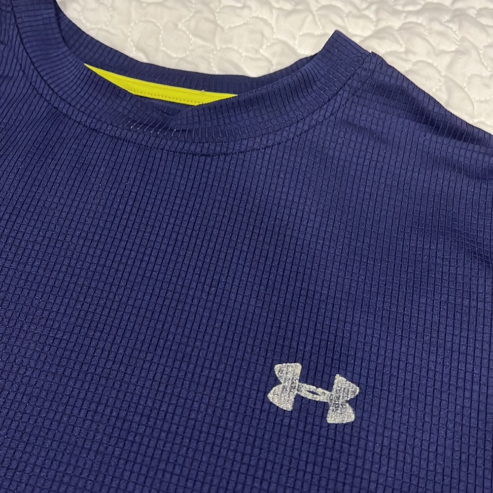 Underarmour short sleeve navy tshirt yellow bands on sleeves wicking material XL - Picture 2 of 7